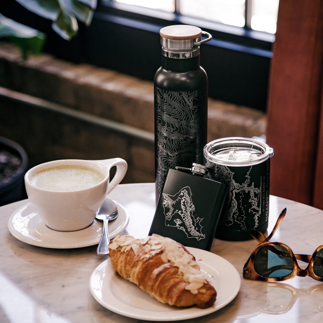 St. Petersburg Florida Map Bottle – Custom Engraved 20oz Insulated Stainless Steel Bottle with Bamboo Lid, Matte Black