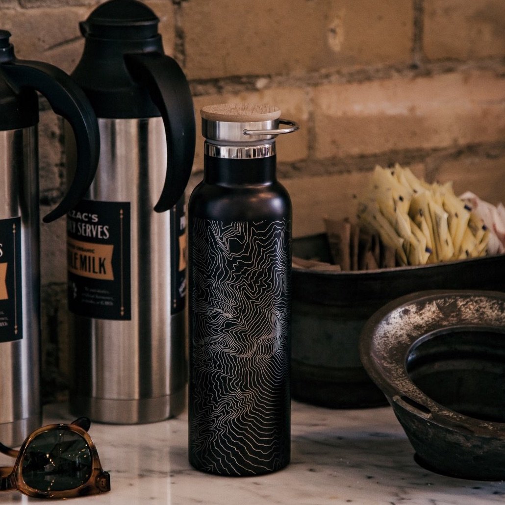 Chicago Illinois Map Bottle – Custom Engraved 20oz Matte Black Insulated Stainless Steel Water Bottle with Bamboo Top